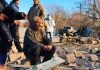 70-летний Виктор Фролов сидит на обломках