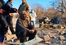 70-летний Виктор Фролов сидит на обломках