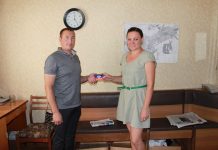Политанский вручает партбилет
