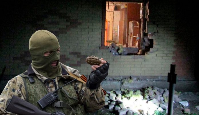 Ополченец ДНР с гранатой