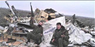 Пророссийские террористы позируют на фоне обломков сбитого Боинга